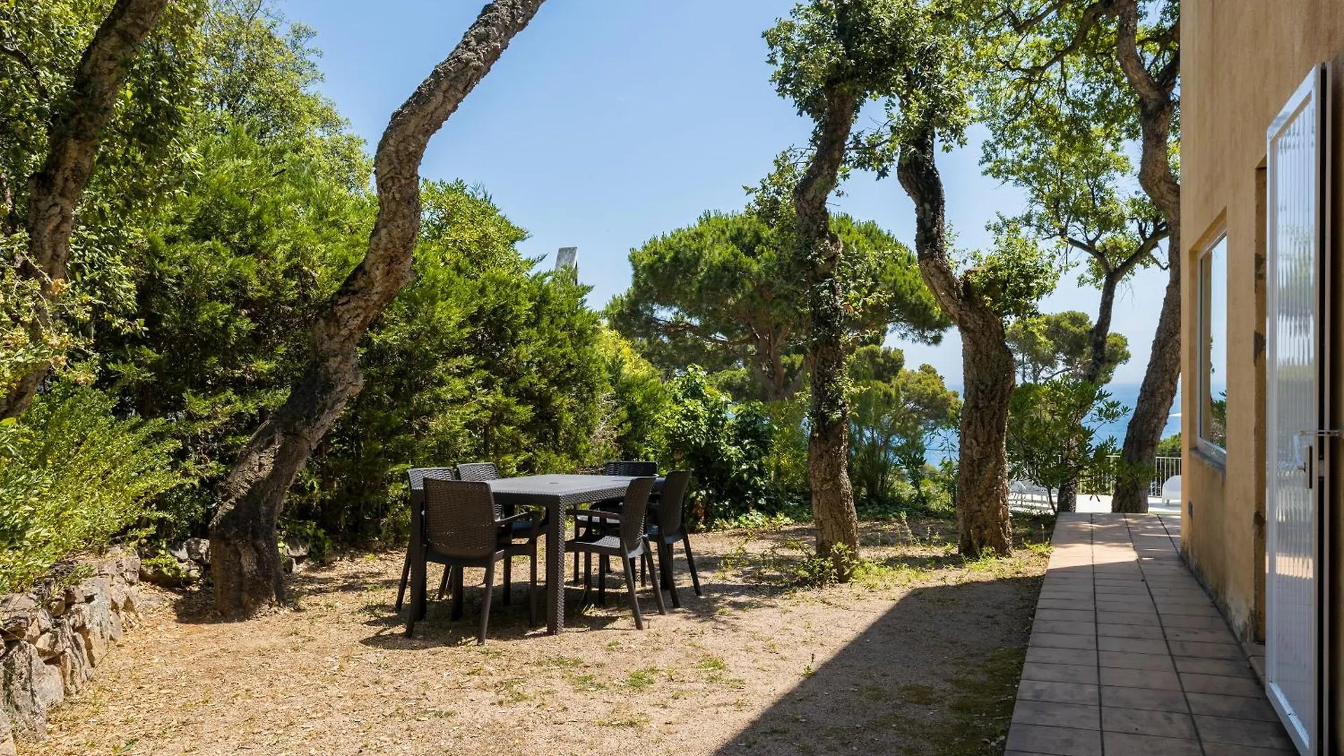 Family Beachfront Villas With Private Pool 卡莱利亚德帕拉弗鲁赫尔